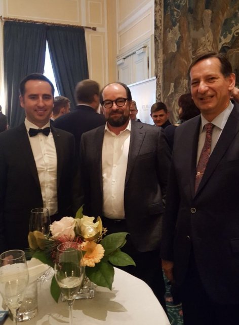 Verleihung Filmdrehort Bild mit Produktionsleiter Constantin Verleihung Filmdrehort Bild mit Produktionsleiter Constantin