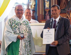 Bürgermedaille an Pfarrer Diermeier verliehen Bild